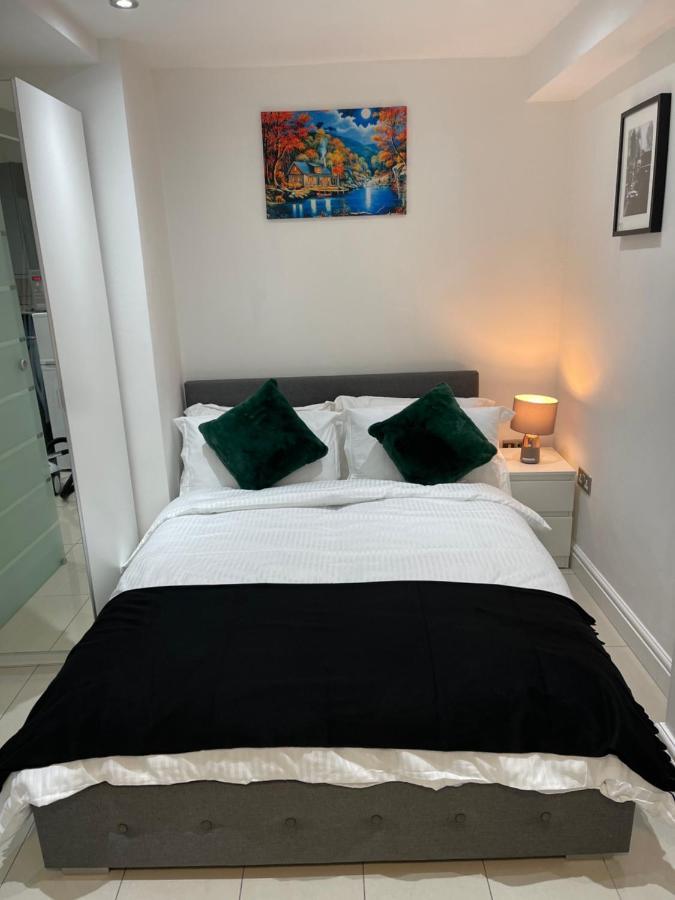 Modern 1 Bedroom Holiday Apartment In Southminster Экстерьер фото