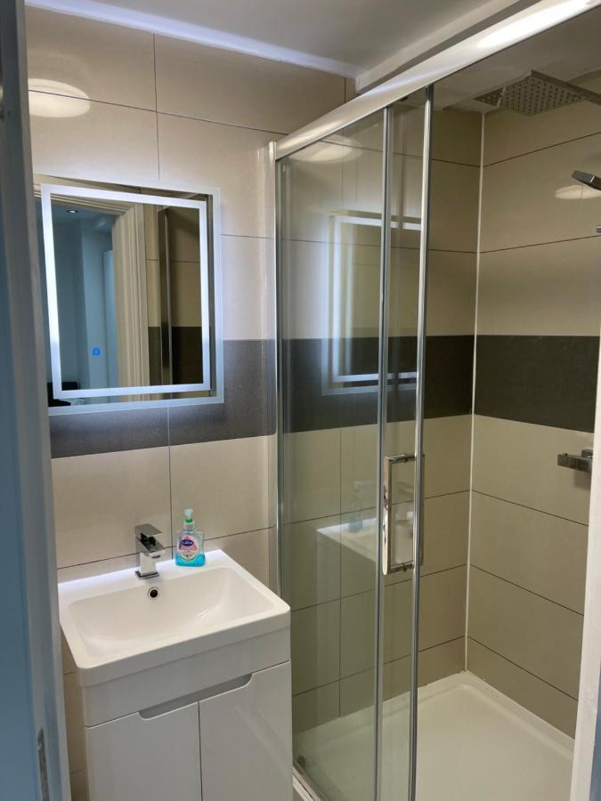 Modern 1 Bedroom Holiday Apartment In Southminster Экстерьер фото